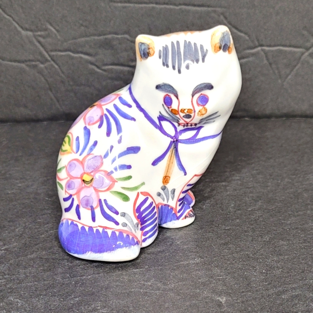 Charming Handpainted Vintage Pottery Kitty Cat Statuette 🐈 Purple Flowers 💜